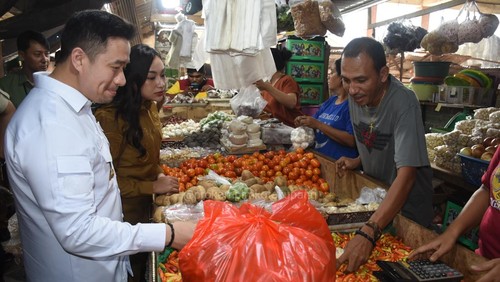 Wali Kota Kupang Christian Widodo bersama unsur Forkopimda Kota Kupang saat sidak di Pasar Oebobo, Kota Kupang, Senin (10/3/2025).