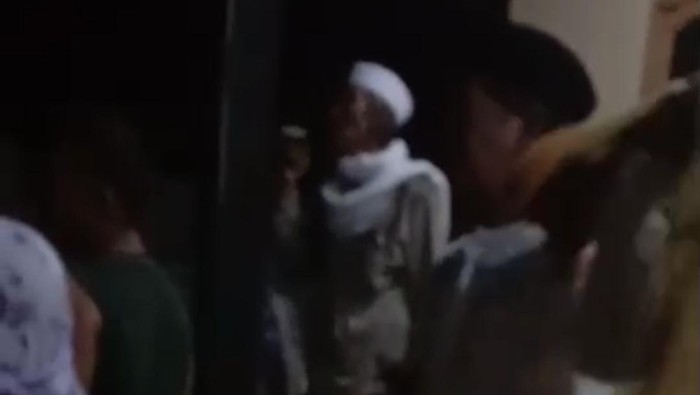 Situasi warga Desa Sisik, Kecamatan Pringgrata, Lombok Tengah di rumah korban perampokan, Minggu (9/3/2025).(Istimewa)