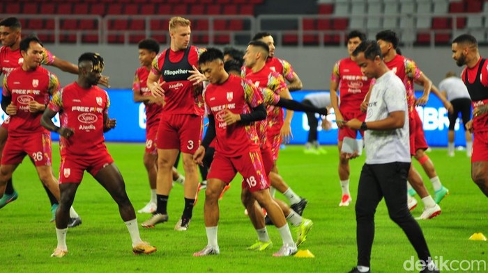 Skuad Persis Solo menjalani sesi latihan di Stadion Jatidiri Semarang, Senin (10/3/2025).
