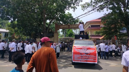 Suasana demonstrasi ratusan CPPPK di depan kantor DPRD Dompu, Senin (10/3/2025). (Faruk/detikBali)