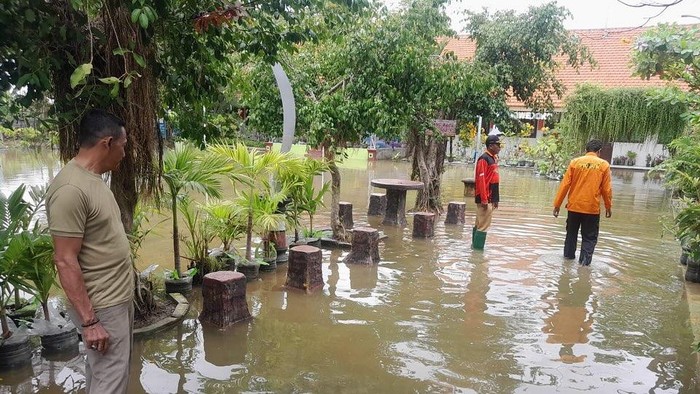 Sungai Kruwul yang airnya meluber hingga menggenangi 2 desa di Kecamatan Turi