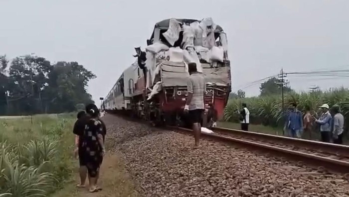 Tabrakan KA Kartanegara Vs Truk di Ngadiluwih Kediri