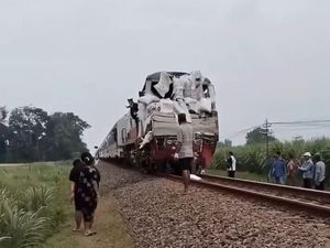 Video Kecelakaan KA Kertanegara Vs Truk di Kediri: Lokomotif Ringsek