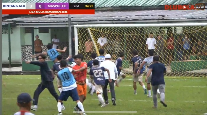 Tangkapan layar Liga MULIA Ramadhan 2025 di Makassar berakhir ricuh.