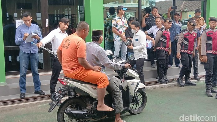 Tersangka M Khundori memperagakan adegan pembunuhan ayah dan anak tewas diracun di Ngawen, Bloira. Rekonstruksi digelar di Mapolres Blora, Senin (10/3/2025).