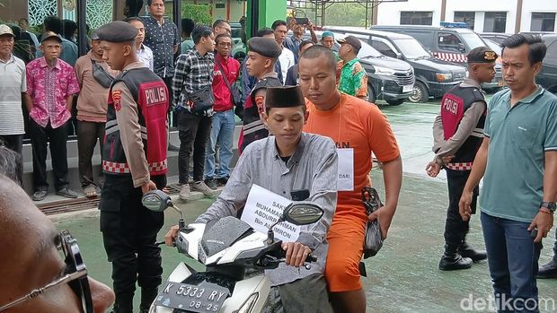 Tersangka M Khundori memperagakan adegan pembunuhan ayah dan anak tewas diracun di Ngawen, Bloira. Rekonstruksi digelar di Mapolres Blora, Senin (10/3/2025).