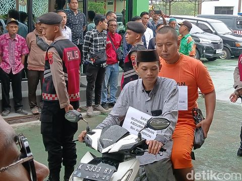 Tersangka M Khundori memperagakan adegan pembunuhan ayah dan anak tewas diracun di Ngawen, Blora. Rekonstruksi digelar di Mapolres Blora, Senin (10/3/2025).