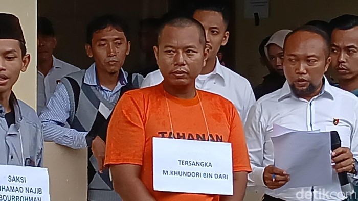 Tersangka M Khundori memperagakan adegan pembunuhan ayah dan anak tewas diracun di Ngawen, Bloira. Rekonstruksi digelar di Mapolres Blora, Senin (10/3/2025).