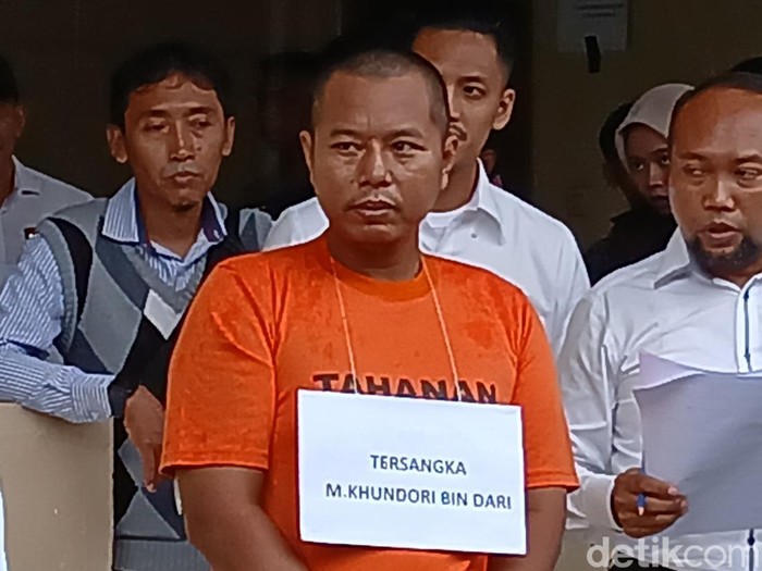 Tersangka M Khundori memperagakan adegan pembunuhan ayah dan anak tewas diracun di Ngawen, Blora. Rekonstruksi digelar di Mapolres Blora, Senin (10/3/2025).