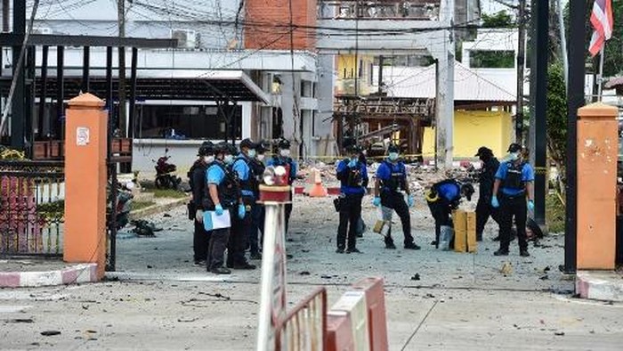 Thailands forensic police officers inspect the site of an attack that killed two defence volunteers and injured 12 others, outside the district office of Sungai Kolok in the southern Thailand province of Narathiwat on March 9, 2025. A low-level conflict has simmered in the countrys southernmost provinces since 2004, killing more than 7,000 people, as rebels in the Muslim-majority region battle for greater autonomy from the state. (Photo by Madaree TOHLALA / AFP)