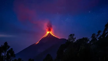 Francisco Cortes Arias. Pemenang kategori Night World. Letusan Gunung Api “ChiGag” yang mengagumkan di Guatemala. Langit berbintang, bulan purnama yang tersembunyi, dan letusan Chi`gag yang tak terduga dan mengagumkan yang seolah-olah dari bumi menawarkan kekuatan dan energinya ke langit dan seluruh alam semesta. Itu adalah momen persekutuan yang unik dengan alam dalam segala kemegahannya!” Foto: The Nature Photography Contest