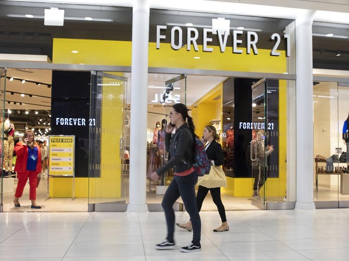 CHICAGO, IL - FEBRUARY 6: Models Elena Greenwell, Deborah Brown, Rada Grocic, and  Forever 21 spokesmodel Kristi Dunn model the companys latest fashions at the State Street store grand opening celebration  on February 6, 2004, in Chicago, Illinois. (Photo by Brian Kersey/Getty Images for Forever 21)