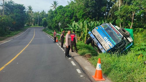 Truk bermuatan 12 ton plastik mengalami kecelakaan di Jalan Denpasar-Gilimanuk, Banjar Cepaka, Desa Pangyangan, Kecamatan Pekutatan, Jembrana, Bali, Senin (10/3/2025). (Foto: Dok. Polsek Pekutatan)