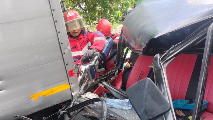 truk boks tabrak pikap