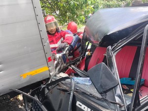 Truk Boks Tabrak Pikap di Surabaya, Salah Satu Sopir Terjepit