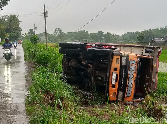 Truk dump jumbo masuk sawah di jalan raya Gatak Druju, Ngawen, Klaten, Senin (10/3/2025).