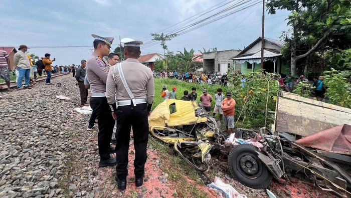 truk tertabrak KA Kertanegara di Kediri