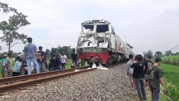 truk tertabrak KA Kertanegara di Kediri