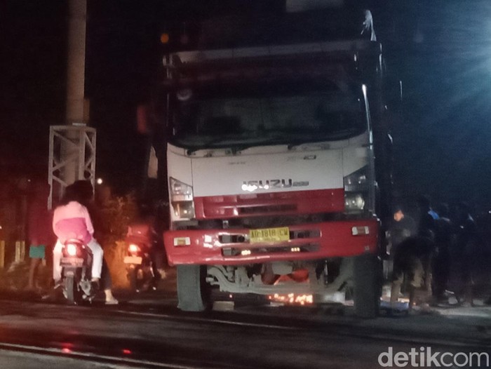 Truk tronton patah as di perlintasan KA Pakis, Desa Sekaran, Wonosari, Klaten, Senin (10/3/2025) malam.