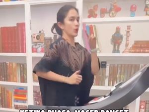 Gaya Ussy Sulistiawaty Olahraga di Rumah Jadi Sorotan, Lari Pakai Daster
