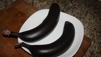 Seorang ilmuwan bernama Dr. Aliment Kft dari Hungaria mencoba eksperimen menciptakan pisang hitam. Rasanya seperti pisang matang pada umumnya, konon ia terinspirasi untuk meratakan warna pisang daripada hanya memiliki bercak hitam. Foto: Nevsedoma