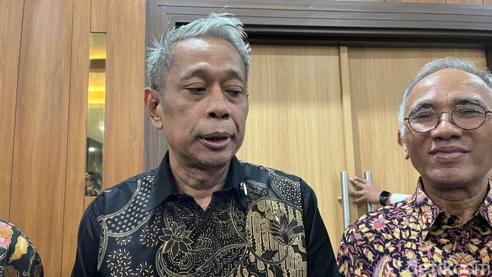 Wamensos Agus Jabo d(kiri) itemui di UNS Solo, Senin (10/3/2025).