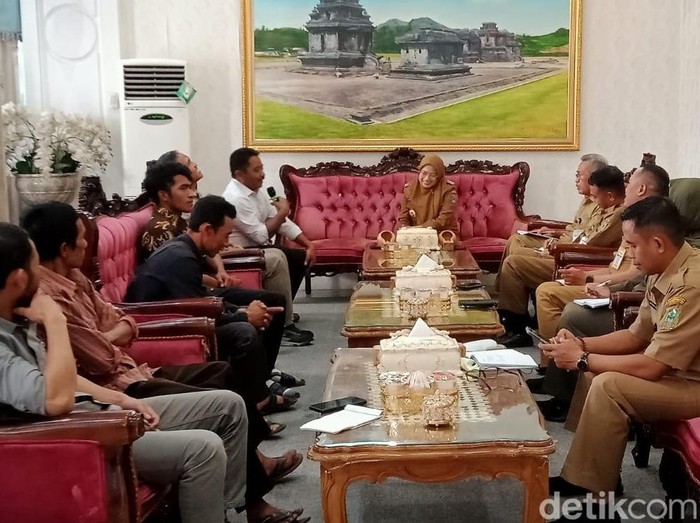Warga Kecamatan Wanayasa mengadu ke Bupati Banjarnegara soal perambahan hutan, Senin (10/3/2025).