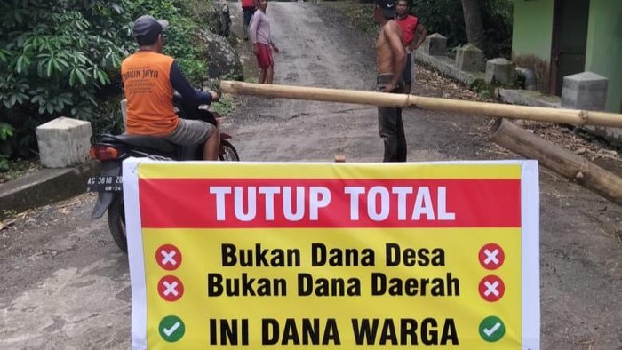 Warga Ngadimulyo Patungan Perbaiki Jalan Rusak