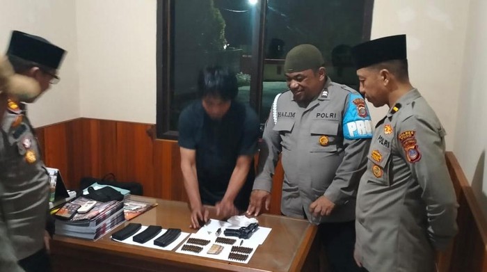 Warga Poso temukan senpi dan amunisi diserahkan ke polisi.