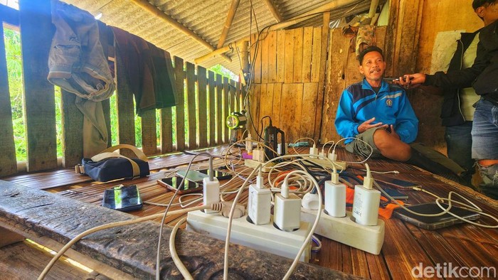 Warung pengisian daya di Sukabumi untuk penyintas bencana