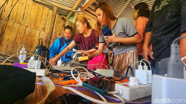 Warung 'pengisian daya' di Sukabumi untuk penyintas bencana