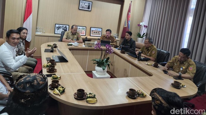 Yasera saat bertemu dengan Bupati Karangasem I Gusti Putu Parwata, Senin (10/3/2025).