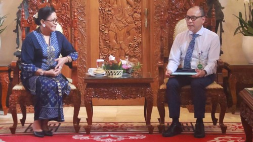 Advisor BI Perwakilan Bali Indra Gunawan Sutarto saat bertemu Ketua TP PKK Bali Putri Suastini Koster di rumah jabatan Gubernur Bali, Jayasabha, Denpasar, Senin (10/3/2025). (Foto: Dok. Istimewa)