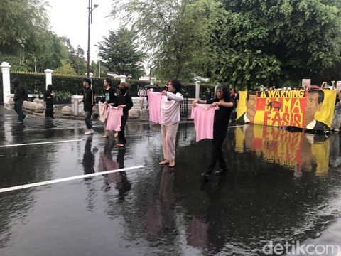 Aksi demo massa Aliansi Jogja Memanggil di Titik Nol Km Jogja, Selasa (11/3/2025) sore.
