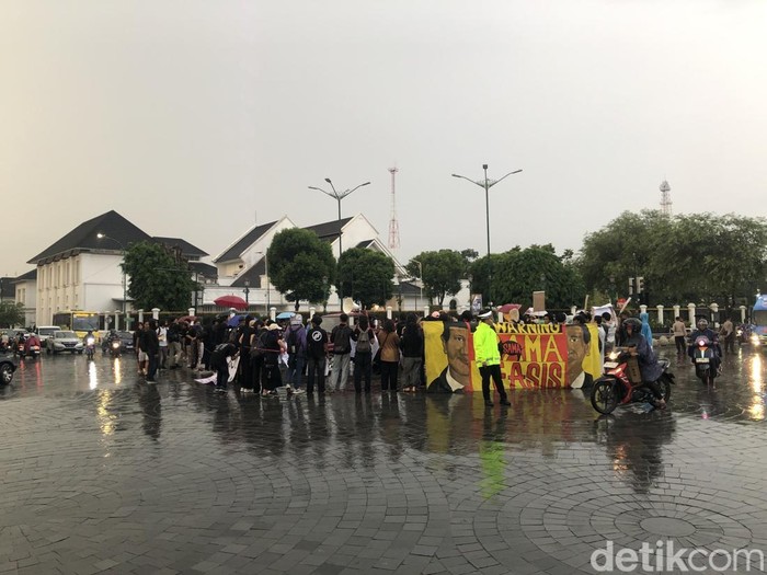 Aksi demo massa Aliansi Jogja Memanggil di Titik Nol Km Jogja, Selasa (11/3/2025) sore.