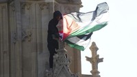 Pria tersebut tidak memakai alas kaki saat memanjat Big Ben. Petugas mendesak pria tersebut untuk turun dari Menara Elizabeth yang lebih dikenal dengan lonceng jamnya, yaitu Big Ben.
