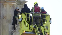 Petugas melakukan negosiasi dengan menaiki lift truk pemadam kebakaran dan menggunakan megafon untuk berbicara dengan pria itu. Berdasarkan rekaman di media sosial terlihat pria yang mengenakan hoodie dan topi bisbol itu mengatakan, Saya akan turun dengan cara saya sendiri.