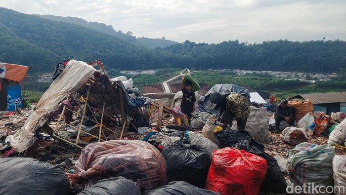 Aktivitas Pemulung di TPA Sarimukti