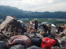 Pemulung TPA Sarimukti, Diintai Bahaya Demi Hidupi Keluarga