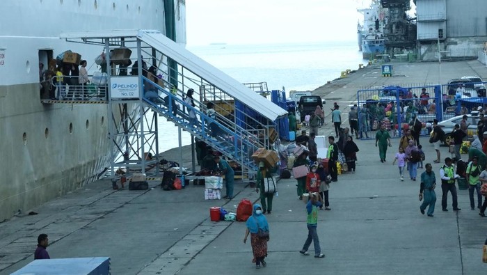 Aktivitas penumpang di Pelabuhan Soekarno Hatta, Makassar.