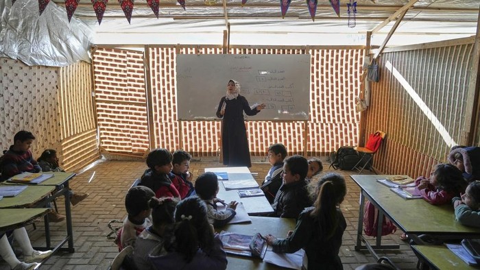 Anak-anak Gaza 'Sekolah' Lagi Palestinian children take a lesson in a makeshift classroom located within a school compound, which is also serving as a shelter for displaced people in Gaza City, Monday March 10, 2025. (AP Photo/(AP Photo/Jehad Alshrafi)