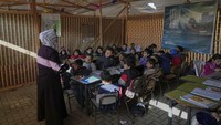 Kelas kembali digelar setelah Hamas dan Militer Israel sepakat melakukan gencatan senjata.  