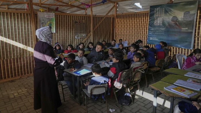 Anak-anak Gaza 'Sekolah' Lagi Palestinian children take a lesson in a makeshift classroom located within a school compound, which is also serving as a shelter for displaced people in Gaza City, Monday March 10, 2025. (AP Photo/(AP Photo/Jehad Alshrafi)