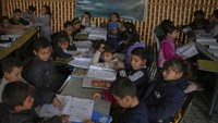 Sejak serangan Israel pada tahun 2023 lalu, ribuan sekolah hancur sehingga ribuan anak-anak di Gaza tidak bisa mengeyam pendidikan.  