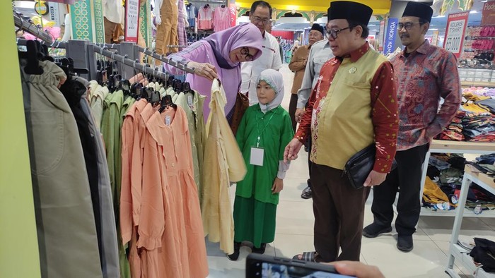 Anak yatim-piatu di Sidoarjo dapat kesempatan belanja baju lebaran