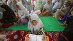Antusias Warga Lansia Ikut Pesantren Ramadan di Indramayu