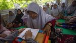 Antusias Warga Lansia Ikut Pesantren Ramadan di Indramayu