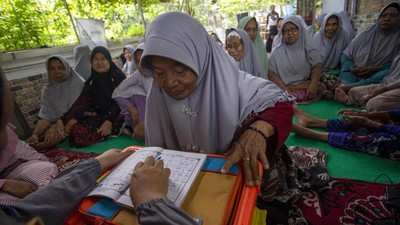 Antusias Warga Lansia Ikut Pesantren Ramadan di Indramayu