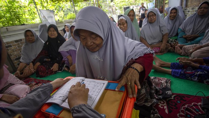 Warga lanjut usia (lansia) belajar mengaji saat mengikuti Pesantren Ramadhan Lansia di Desa Tegalurung, Indramayu, Jawa Barat, Selasa (11/3/2025).  Pesantren kilat yang digelar Saung Belajar Lansia itu diikuti puluhan warga lansia untuk mengisi waktu selama Ramadhan dengan belajar mengaji dan wawasan hukum Islam yang berkaitan dengan kehidupan sehari-hari. ANTARA FOTO/Dedhez Anggara/nym.