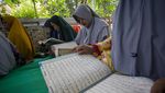 Antusias Warga Lansia Ikut Pesantren Ramadan di Indramayu